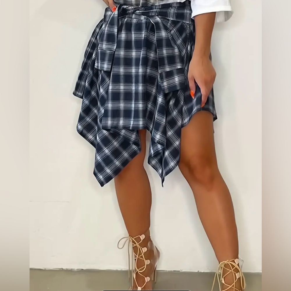 Nwot- Plaid asymmetrical skirt- xl